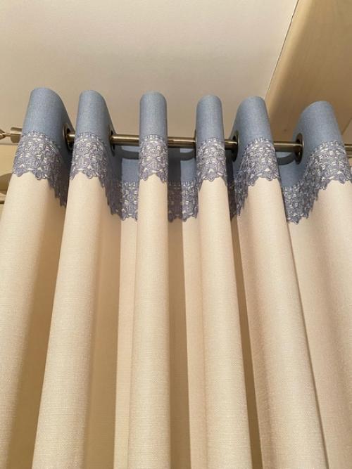 Шторы в уютном деревянном доме. 04