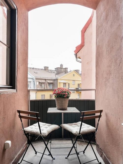 Интерьер этой квартиры в Стокгольме выполнен в традиционном скандинавском стиле, а яркие детали и иконы дизайна придают ему особый шарм. 02