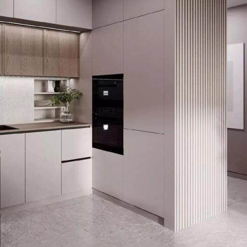 Грамотно созданный баланс между темным и светлым, с вкраплениями ярких акцентов создает неповторимый интерьер кухни - гостиной площадью 18 м. 02