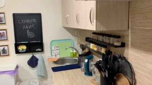 В 12 м 2 удалость вместить столовую, кухню и кабинет. 03