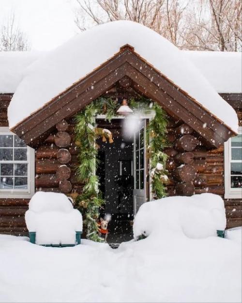 Именно в таком бревенчатом доме хочется встречать новый год и рождество! 05