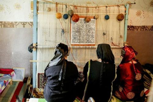 Табасаранцы - единственный этнос в России, который еще продолжает заниматься ручным ковроткачеством. 03