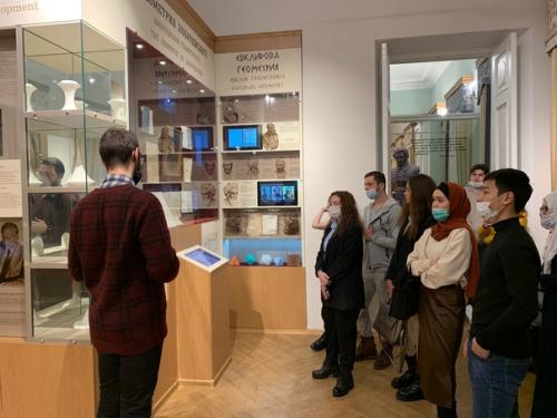 1 декабря ассоциация иностранных студентов организовала экскурсию в музей Н. и. Лобачевского. 04