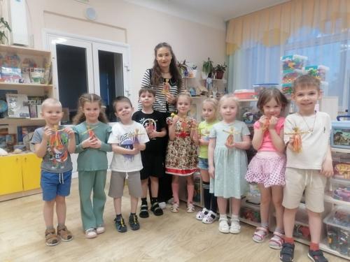 Куколка - Чудесница.  Соломка - это красивый и очень долговечный природный материал.