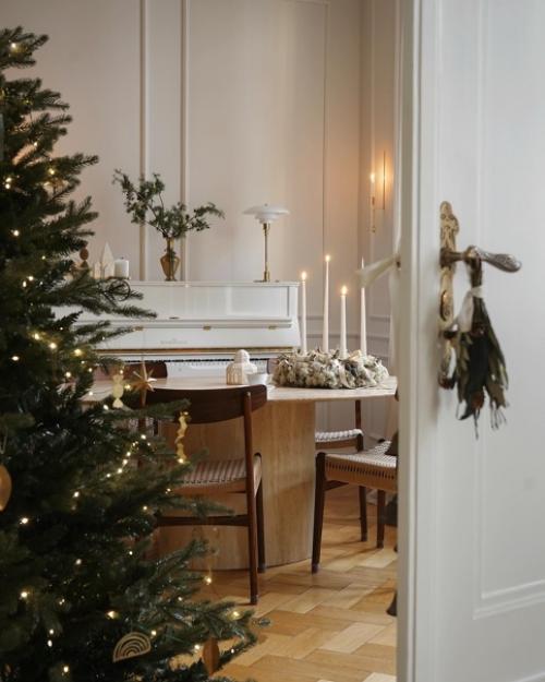 Лесная сказка в потрясающем доме Виктории, котоая придает больше значение мебели с историей и любит сочетать ее с современным декором. 08