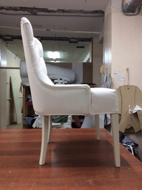 Светлый стул украсит любую гостиную, интерьер которой выполнен в стиле сдержанного изысканного классицизма. 04