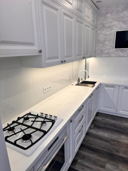 Ещё одна классическая матовая кухня, светлая с каменной столешницей! 05