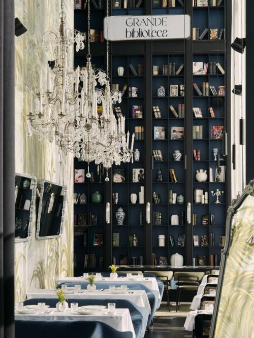 В интерьерах нового ресторана Grande Bibliotheca на белорусской классические элементы переплетаются с атмосферой старинной библиотеки. 04