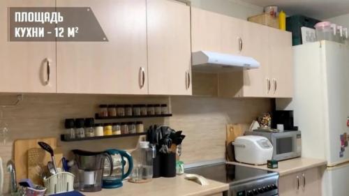 В 12 м 2 удалость вместить столовую, кухню и кабинет. 01