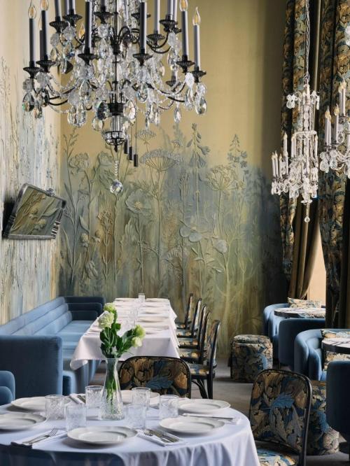 В интерьерах нового ресторана Grande Bibliotheca на белорусской классические элементы переплетаются с атмосферой старинной библиотеки. 05