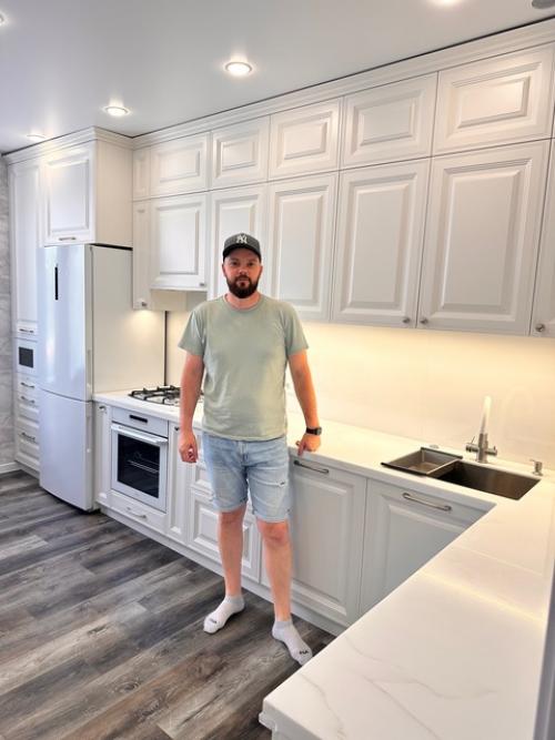 Ещё одна классическая матовая кухня, светлая с каменной столешницей!