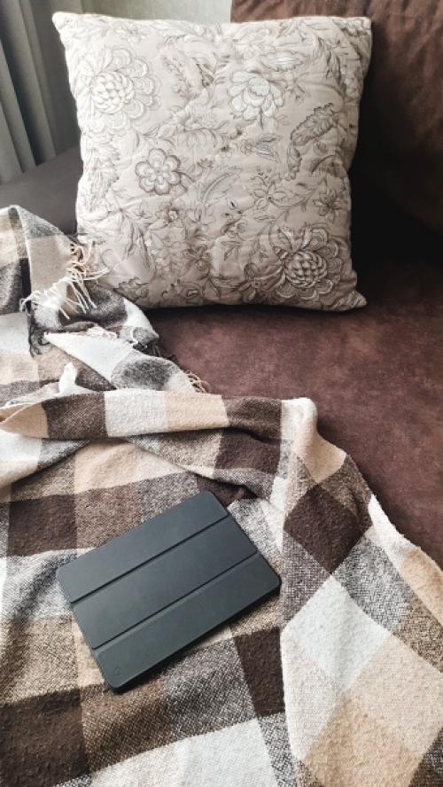 Мне показалось, что маме не совсем удобно. 06