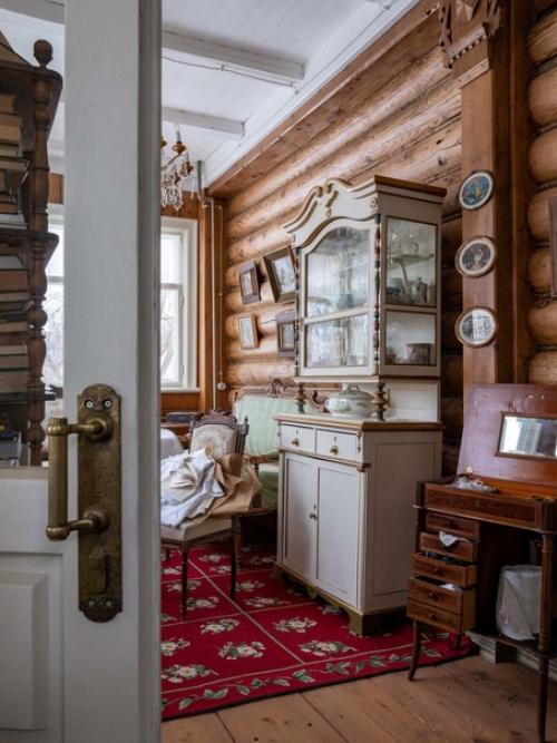 Это деревянный гостевой дом второй половины XIX века находится в Ростове, довольно прилично сохранившийся, но работы в нём провели основательные. 05