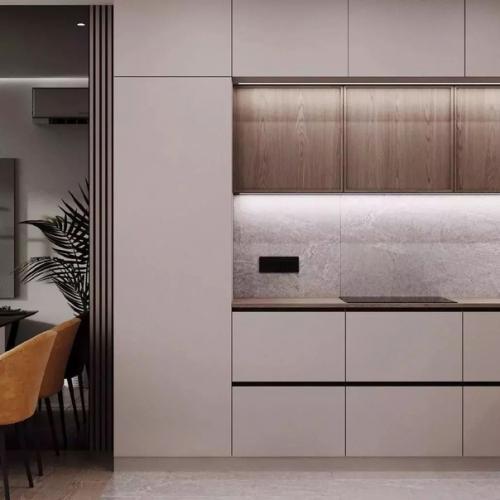 Грамотно созданный баланс между темным и светлым, с вкраплениями ярких акцентов создает неповторимый интерьер кухни - гостиной площадью 18 м. 01