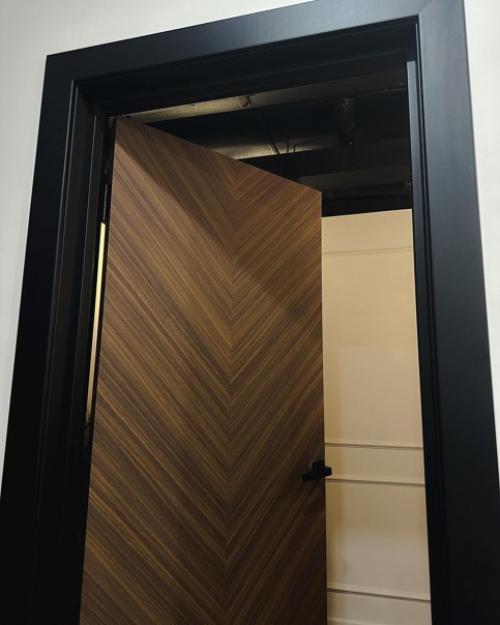 Как говорится, не отходя от кассы, после недавнего обзора интерьера квартиры с моделью шале, мы показываем фотоотчет нового завершенного объекта. 03