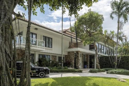 Тур по дому Софи Тернер и Джо Джонаса, который они продают за 17 млн долларов. 07