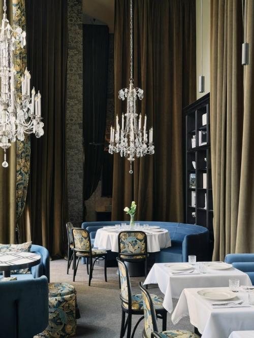 В интерьерах нового ресторана Grande Bibliotheca на белорусской классические элементы переплетаются с атмосферой старинной библиотеки. 07