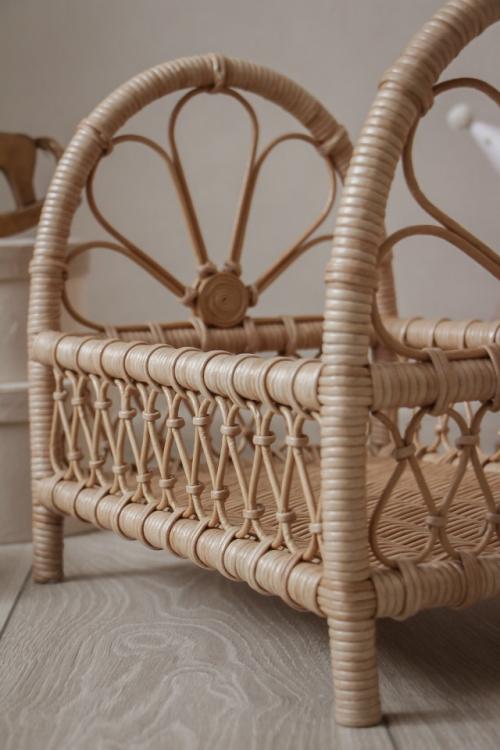 Плетёная ажурная кроватка для кукол - это прекрасное дополнение в детской комнате. 03