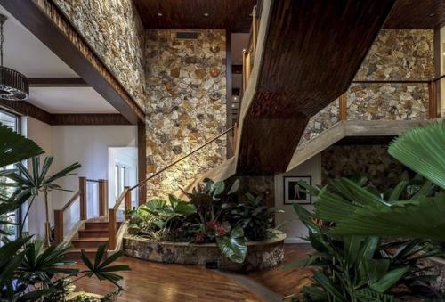 Тур по дому Софи Тернер и Джо Джонаса, который они продают за 17 млн долларов. 08