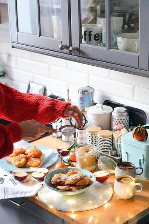 Чтобы добавить интерьеру рождественскую атмосферу, используются маленькие аксессуары красного цвета. 03