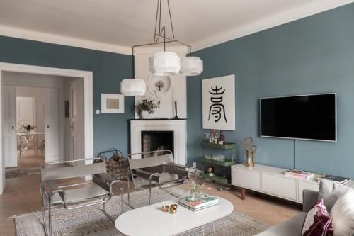 Интерьер этой квартиры в Стокгольме выполнен в традиционном скандинавском стиле, а яркие детали и иконы дизайна придают ему особый шарм. 03