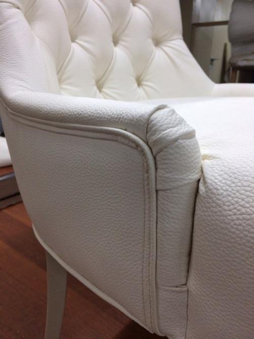 Светлый стул украсит любую гостиную, интерьер которой выполнен в стиле сдержанного изысканного классицизма. 03