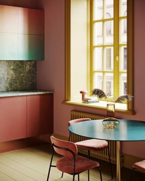 Очень … ну просто очень специфический дизайн интерьера кухни. 04