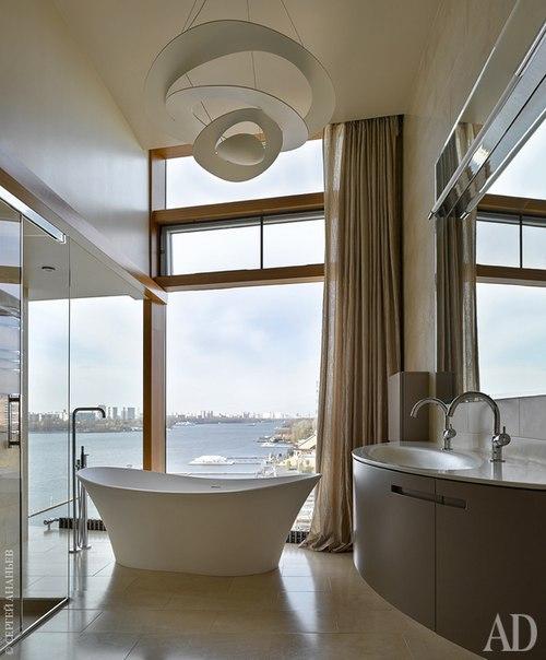 Окна этой квартиры не просто выходят на канал имени Москвы, а буквально нависают над водой. 04