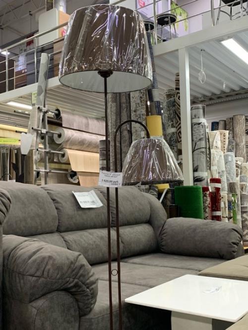 Торшеры являются неотъемлемой частью освещения гостиной. 01