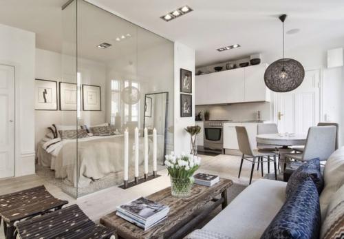 За счет раздвижных систем и перегородок удается с легкостью трансформировать интерьер и создать обособленную от гостиной спальню. 09