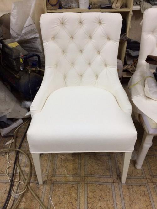 Светлый стул украсит любую гостиную, интерьер которой выполнен в стиле сдержанного изысканного классицизма. 02