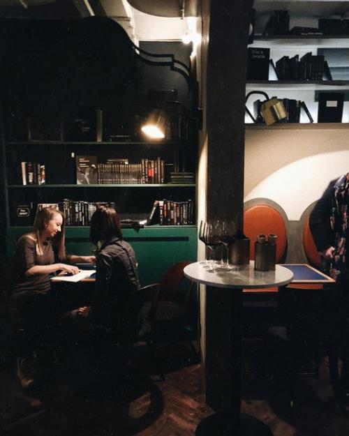 Бар в духе сериала Книжный Магазин Блэка на Рубинштейна открыли. 01 Бар в духе сериала Книжный Магазин Блэка на Рубинштейна открыли. 01