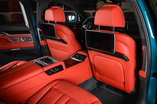 Роскошный BMW M760li Individual для арабских шейхов в потрясающем цвете. 09