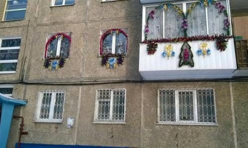 По Омску стали ездить нарядные троллейбусы. 03