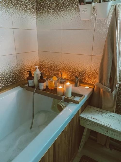 Продали квартиру и приобрели свой первый загородный дом, куда и переехали. 04