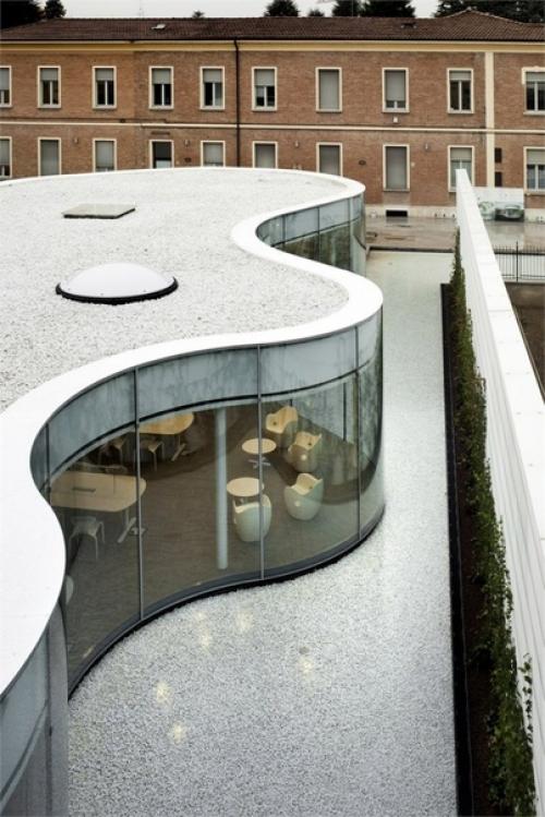 Прозрачное здание за высокой стеной. 02