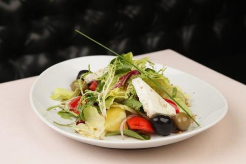 В центре города открыли музыкальный ресторан, где каждый день играют джаз. 01