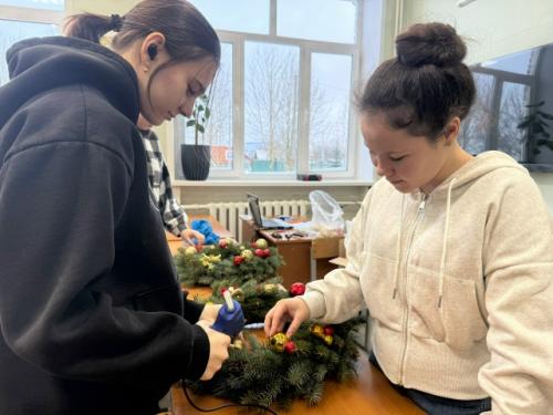 В преддверии нового года наш техникум преобразился, наполнившись праздничной атмосферой. 06