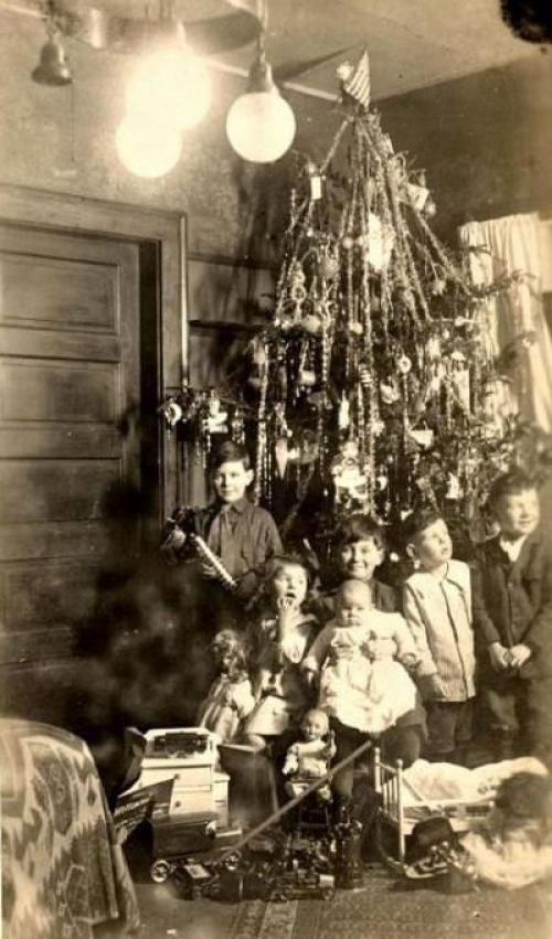 В 1820-1830-х годов, рождественское дерево в русских домах ещё не ставили. 09