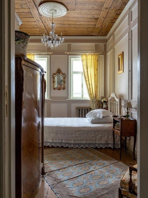 Это деревянный гостевой дом второй половины XIX века находится в Ростове, довольно прилично сохранившийся, но работы в нём провели основательные. 06