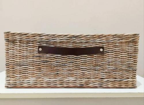 Элегантная и прочная корзина из экологичной бумажной лозы идеально подходит для организации пространства на стеллаже.