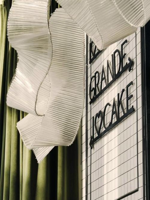 В интерьерах нового ресторана Grande Bibliotheca на белорусской классические элементы переплетаются с атмосферой старинной библиотеки. 02