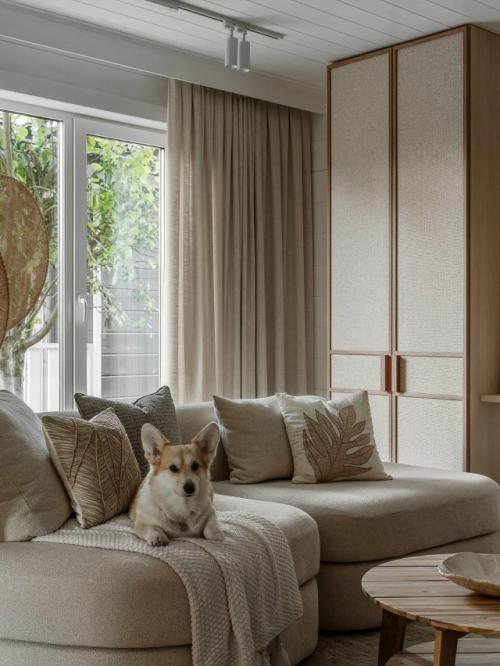 Панорамные виды, средиземноморское настроение и натуральные материалы легли в основу проекта дизайнера Елены Кулагиной. 07