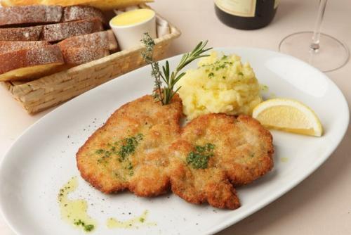 В центре города открыли музыкальный ресторан, где каждый день играют джаз. 03