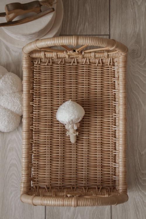 Плетёная ажурная кроватка для кукол - это прекрасное дополнение в детской комнате. 04