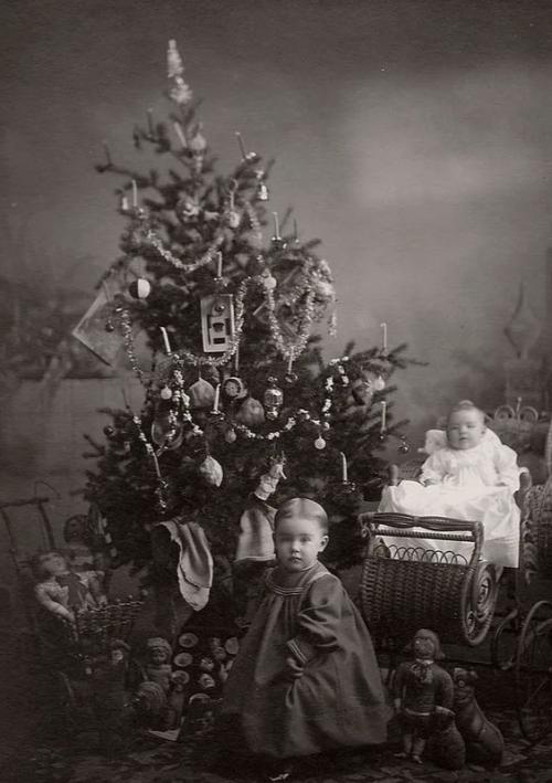 В 1820-1830-х годов, рождественское дерево в русских домах ещё не ставили. 08