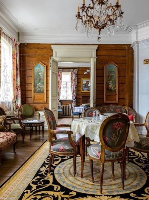 Это деревянный гостевой дом второй половины XIX века находится в Ростове, довольно прилично сохранившийся, но работы в нём провели основательные. 03