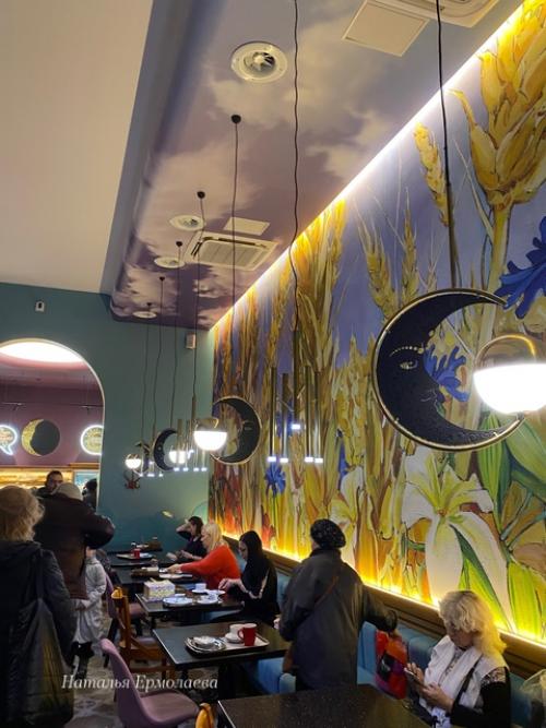 Едва найдется в Санкт-петербурге местный житель, который не слышал про кафе Тройка. 08