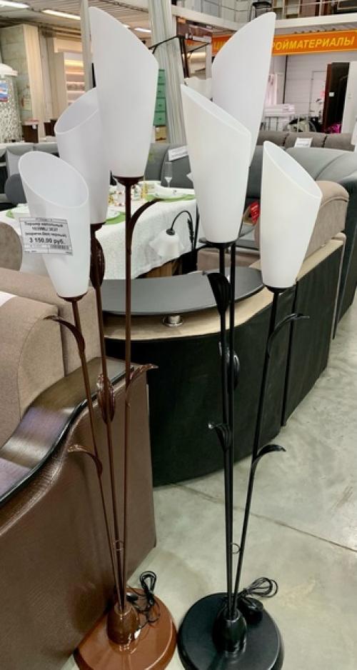 Торшеры являются неотъемлемой частью освещения гостиной. 03