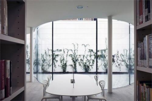 Прозрачное здание за высокой стеной. 06